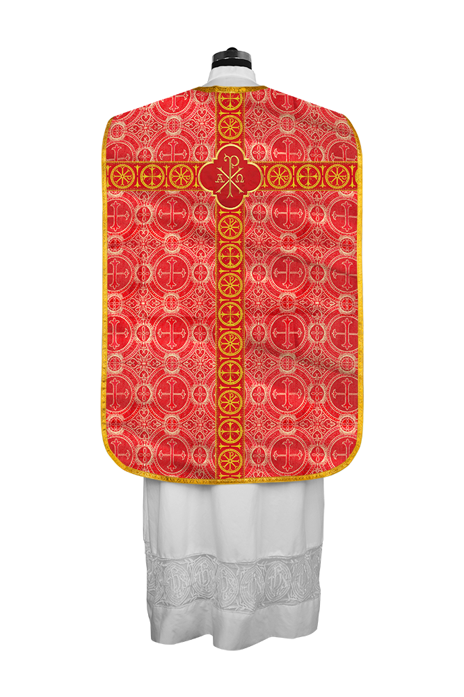 Casulla romana con motivo espiritual y trenzas ornamentadas 