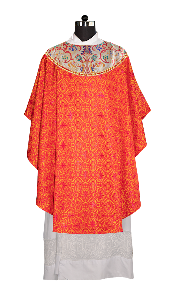 Casulla de tapiz con trenzas y ribetes detallados