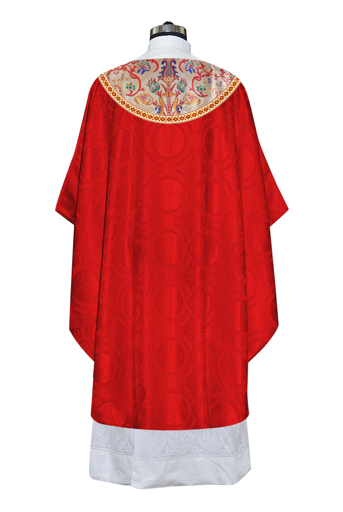 Casulla de tapiz con trenzas y ribetes detallados