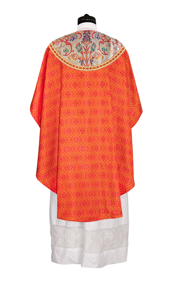 Casulla de tapiz con trenzas y ribetes detallados