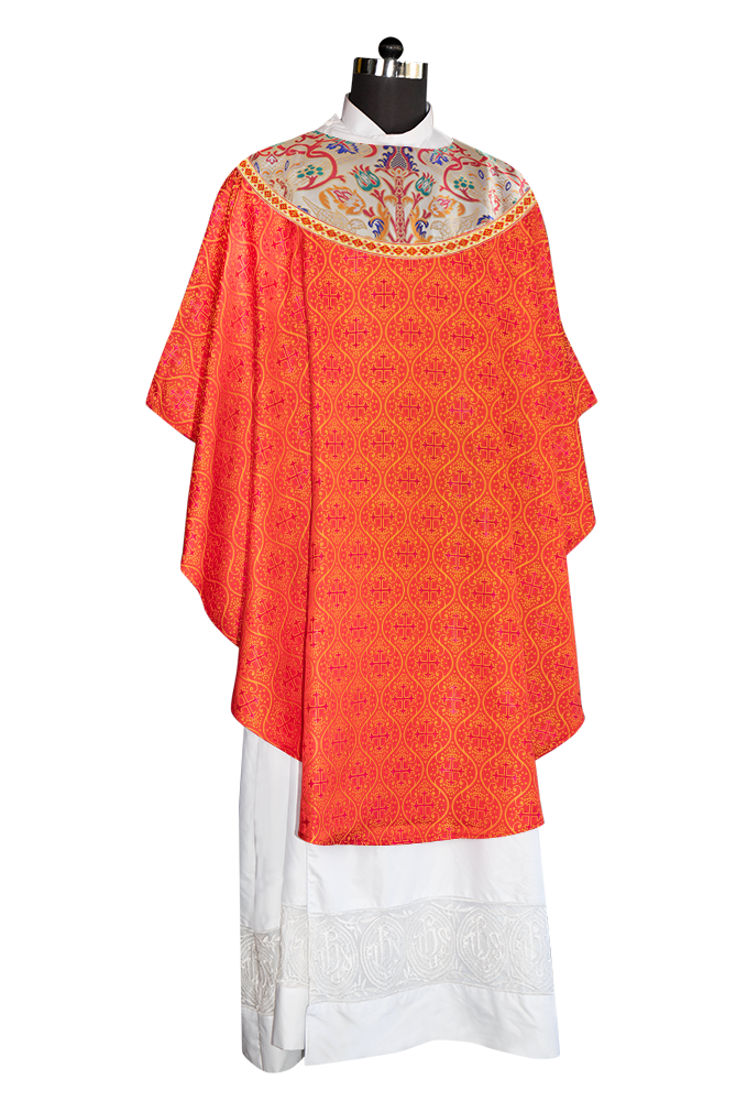 Casulla de tapiz con trenzas y ribetes detallados