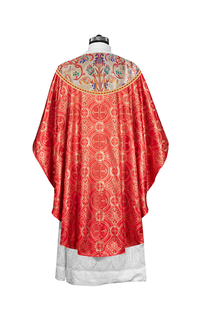 Casulla de tapiz con trenzas y ribetes detallados