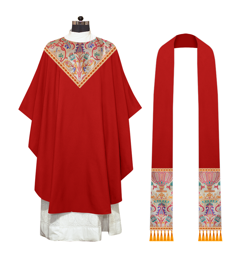 Casulla de tapiz con trenzas y ribetes detallados