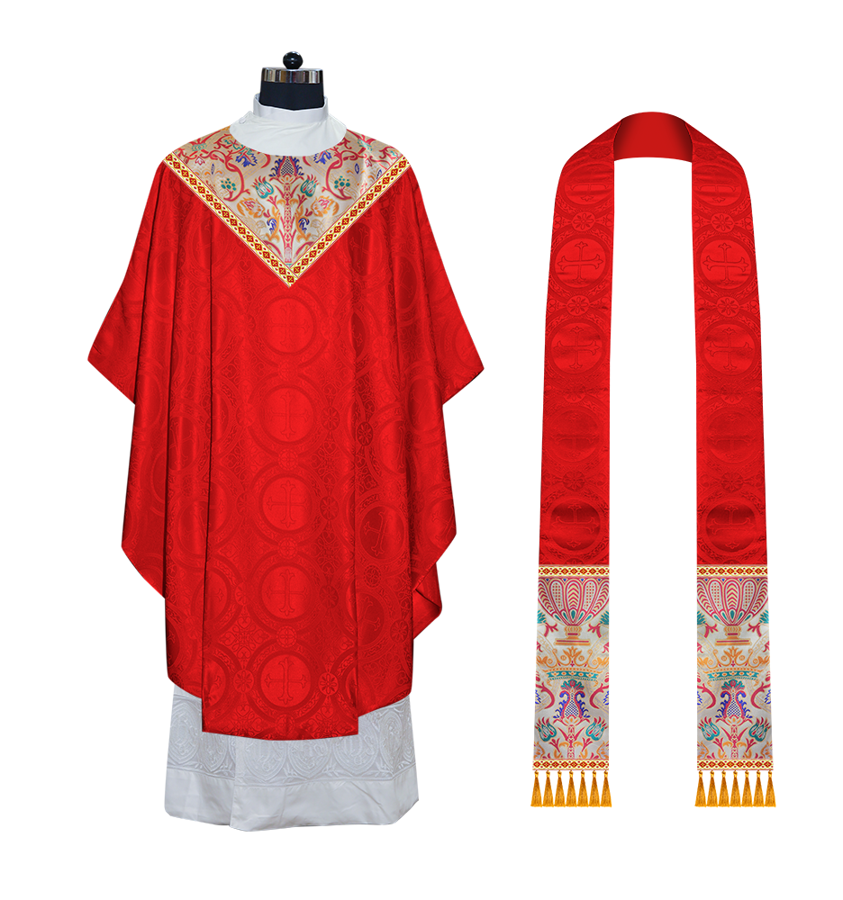 Casulla de tapiz con trenzas y ribetes detallados