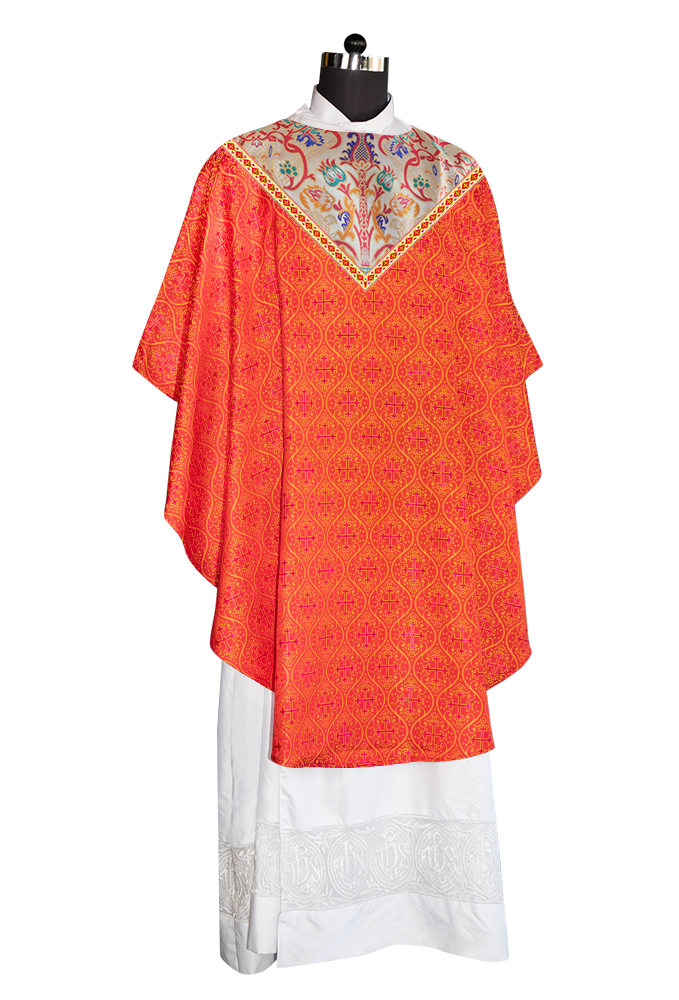 Casulla de tapiz con trenzas y ribetes detallados