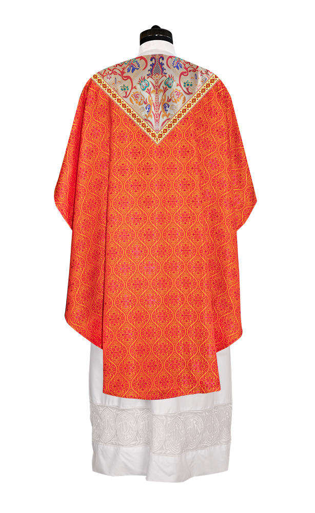 Casulla de tapiz con trenzas y ribetes detallados