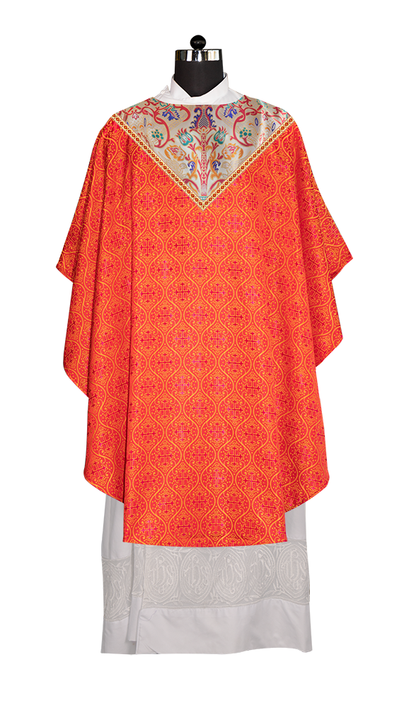 Casulla de tapiz con trenzas y ribetes detallados