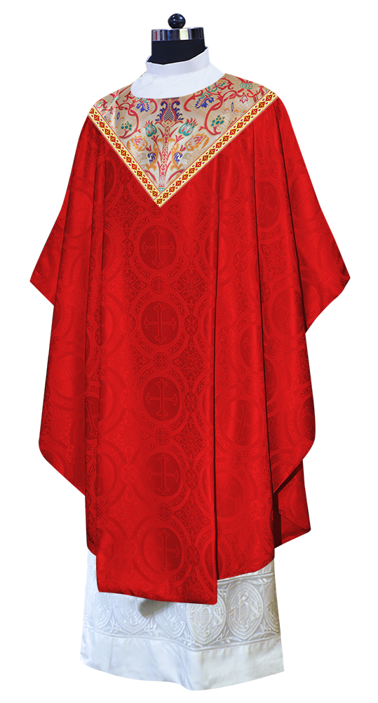 Casulla de tapiz con trenzas y ribetes detallados