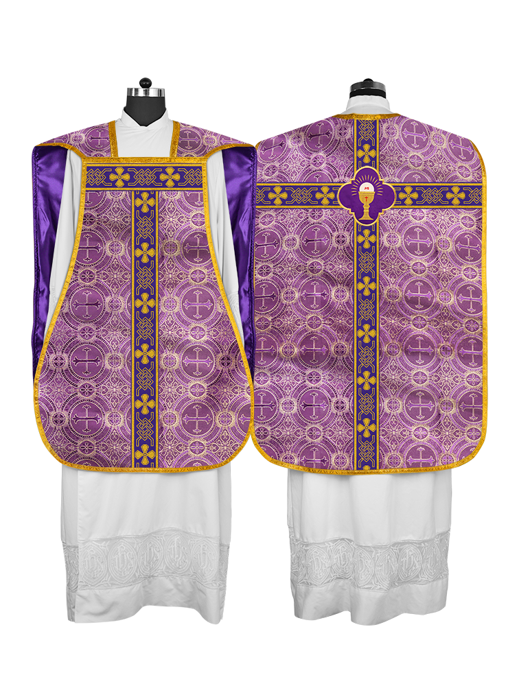 Casulla romana con motivos y ribetes 