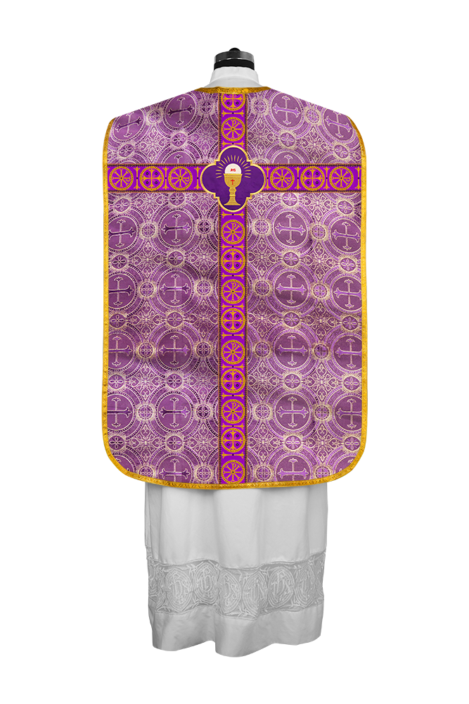 Casulla romana con motivo espiritual y trenzas ornamentadas 