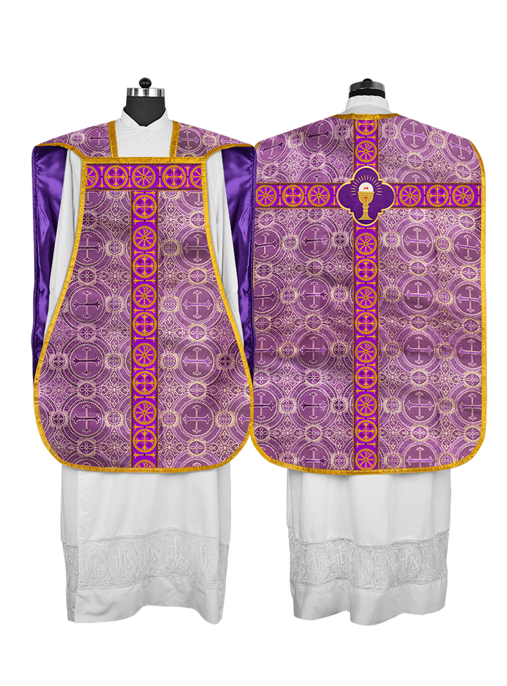 Casulla romana con motivo espiritual y trenzas ornamentadas 