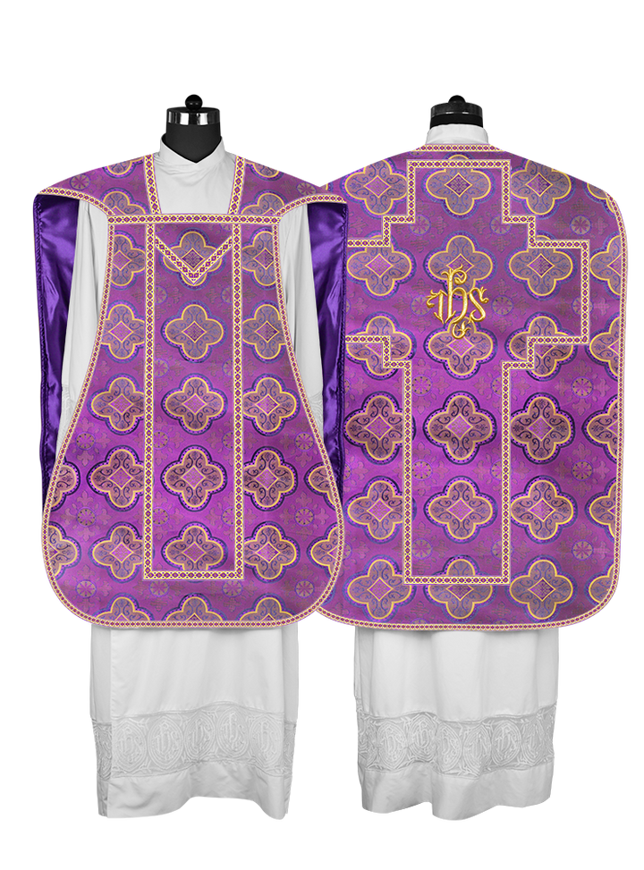 Casulla romana con motivos y ribetes adornados 