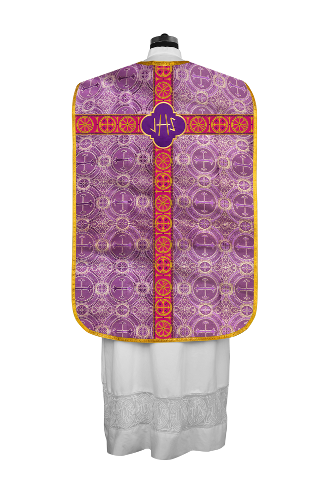 Casulla romana con motivo espiritual y trenzas ornamentadas 