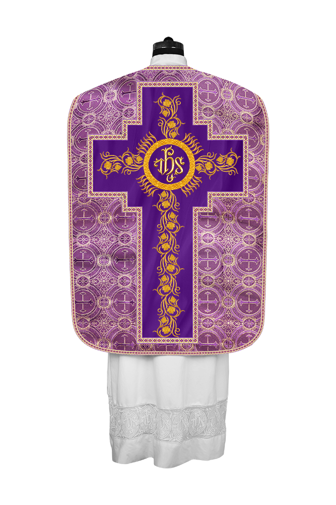 Casulla romana con bordados y adornos de uvas 