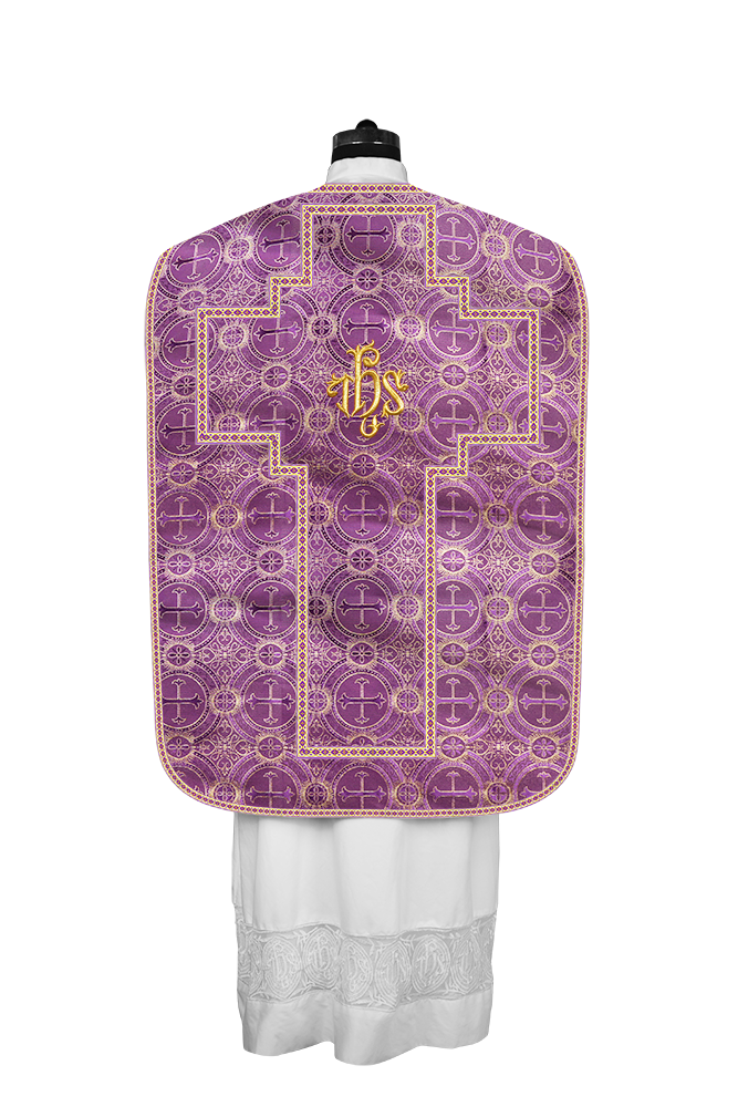 Casulla romana con motivos y ribetes adornados 