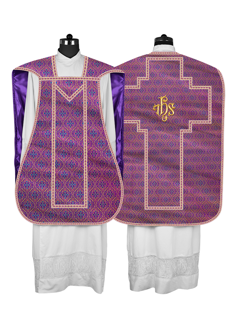 Casulla romana con motivos y ribetes adornados 