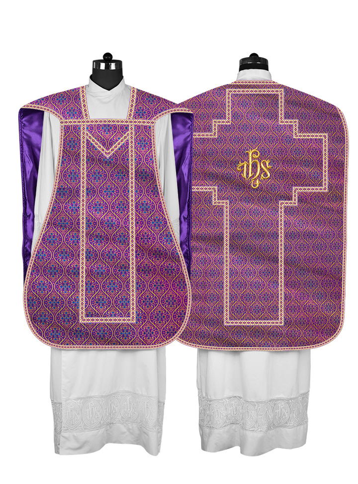 Casulla romana con motivos y ribetes adornados 