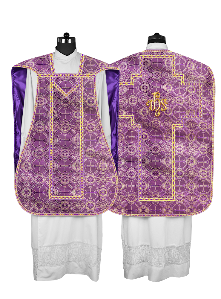 Casulla romana con motivos y ribetes adornados 