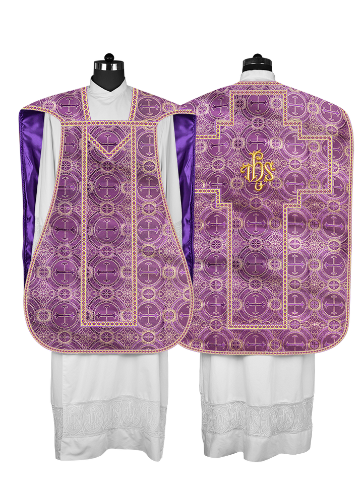 Casulla romana con motivos y ribetes adornados 