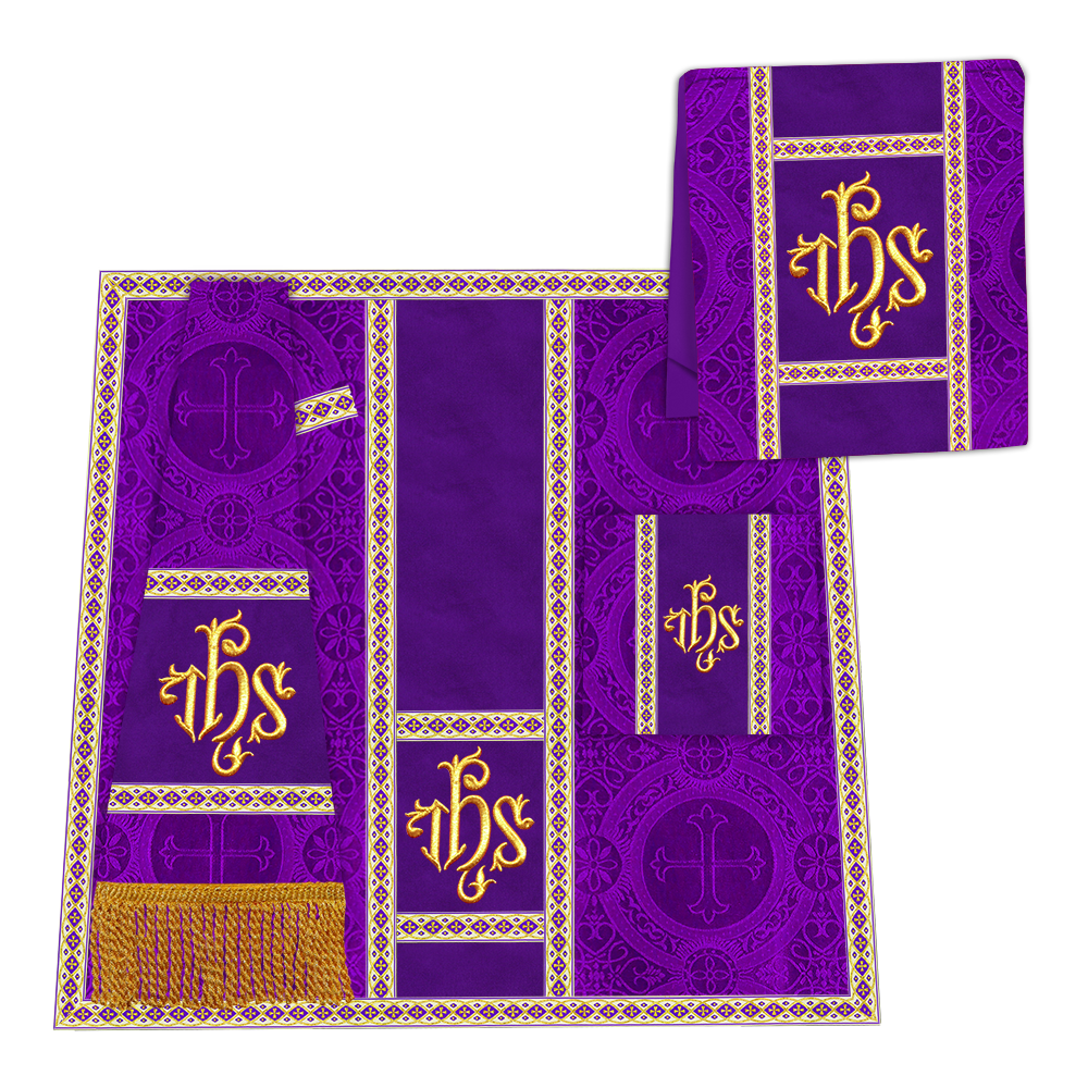 Casulla romana con motivos y ribetes adornados 