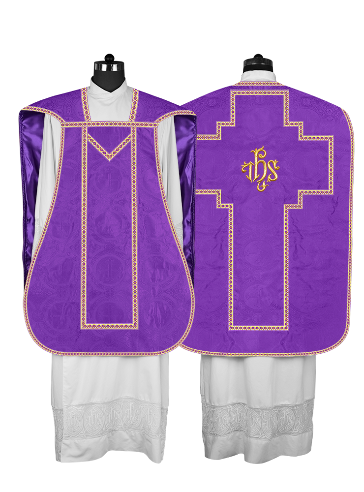 Casulla romana con motivos y ribetes adornados 