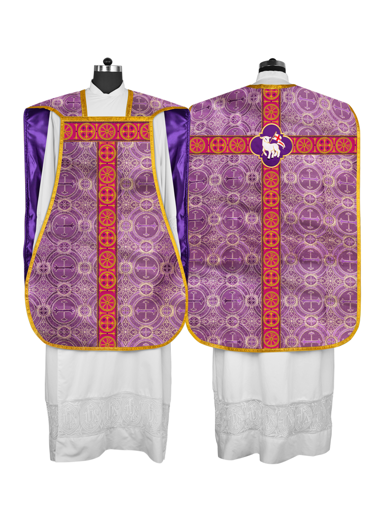 Casulla romana con motivo espiritual y trenzas ornamentadas 