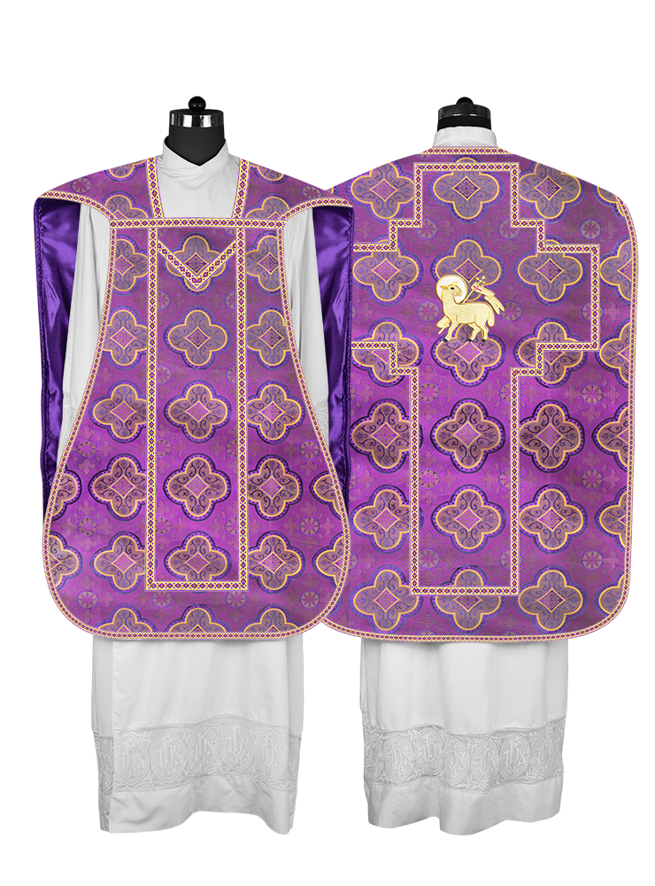 Casulla romana con motivos y ribetes adornados 