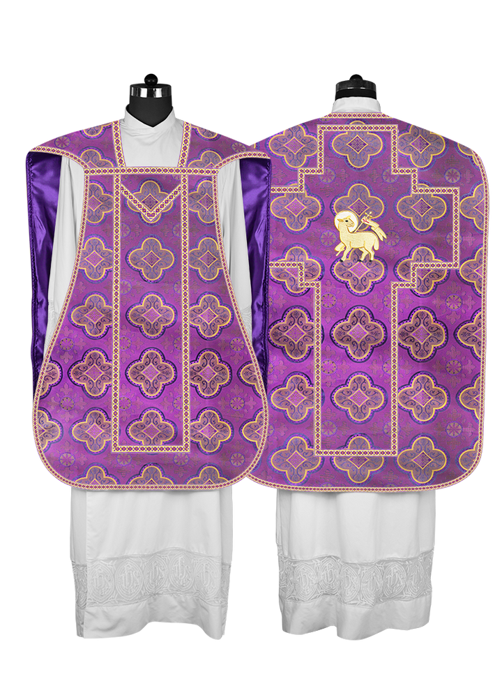 Casulla romana con motivos y ribetes adornados 