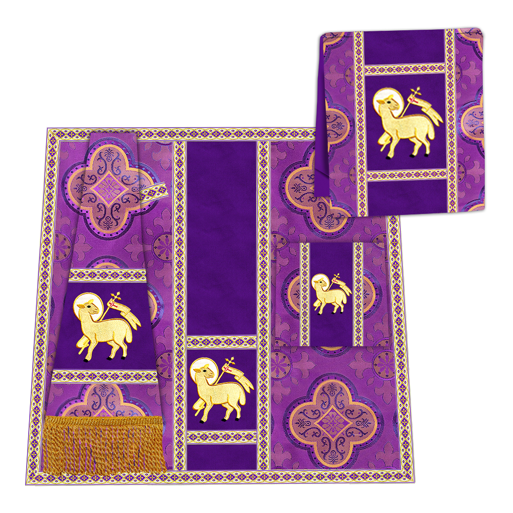 Casulla romana con motivos y ribetes adornados 