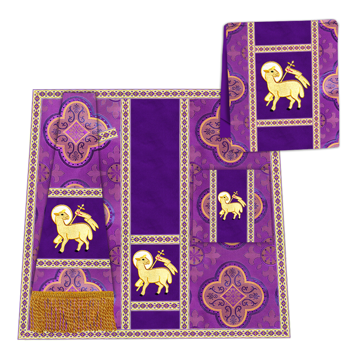 Casulla romana con motivos y ribetes adornados 