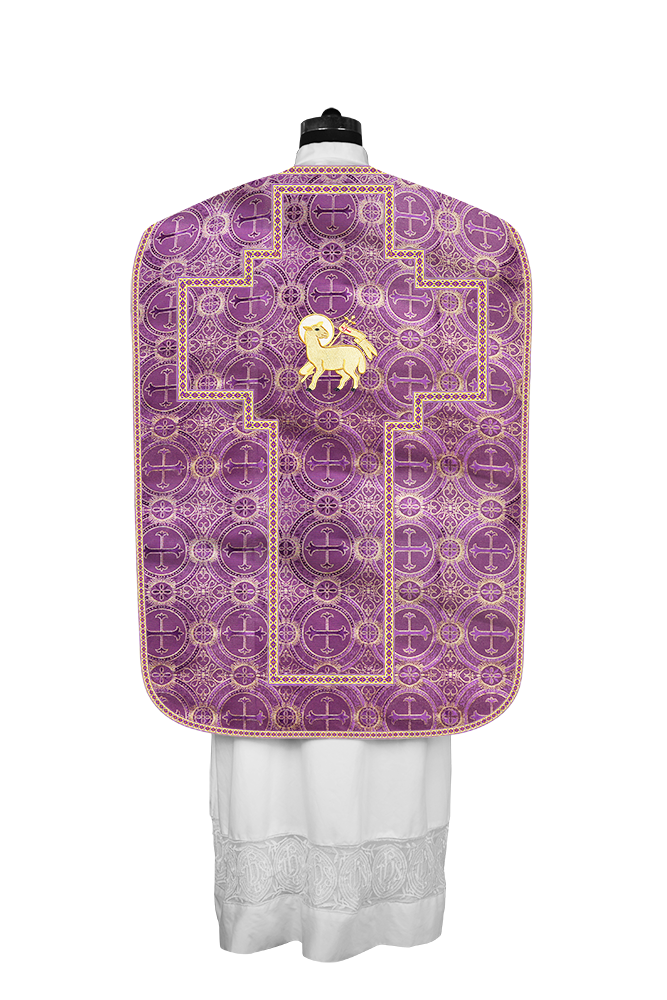 Casulla romana con motivos y ribetes adornados 