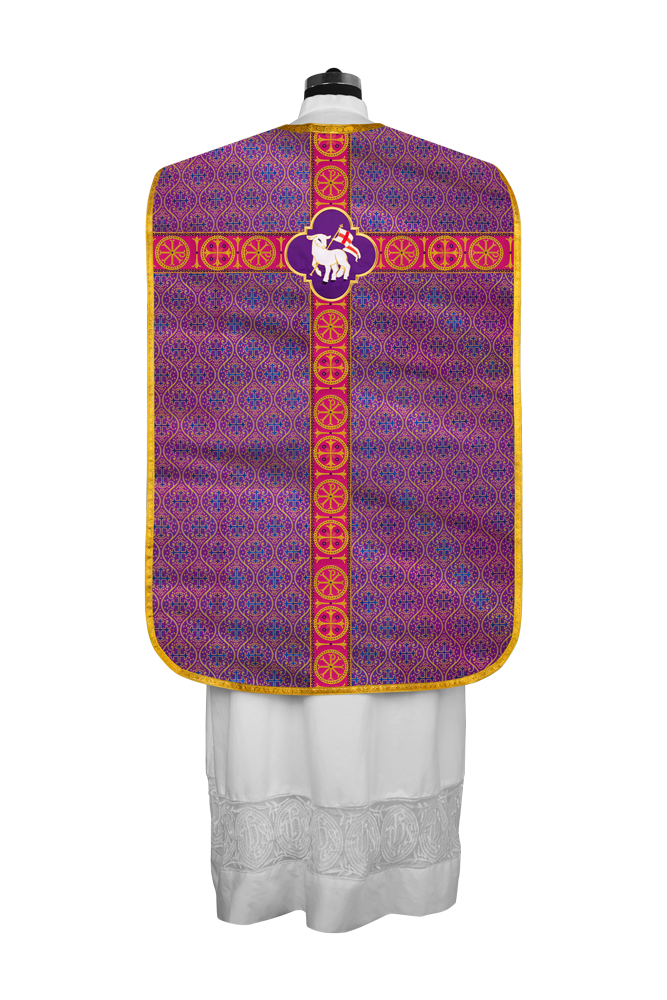 Casulla romana con motivo espiritual y trenzas ornamentadas 