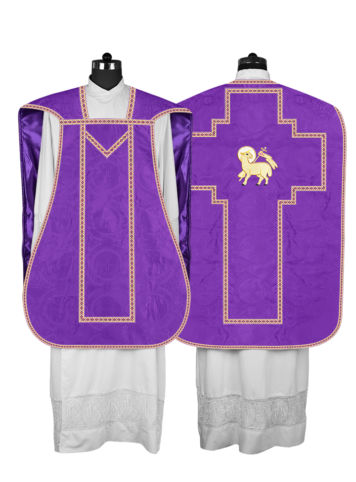 Casulla romana con motivos y ribetes adornados 