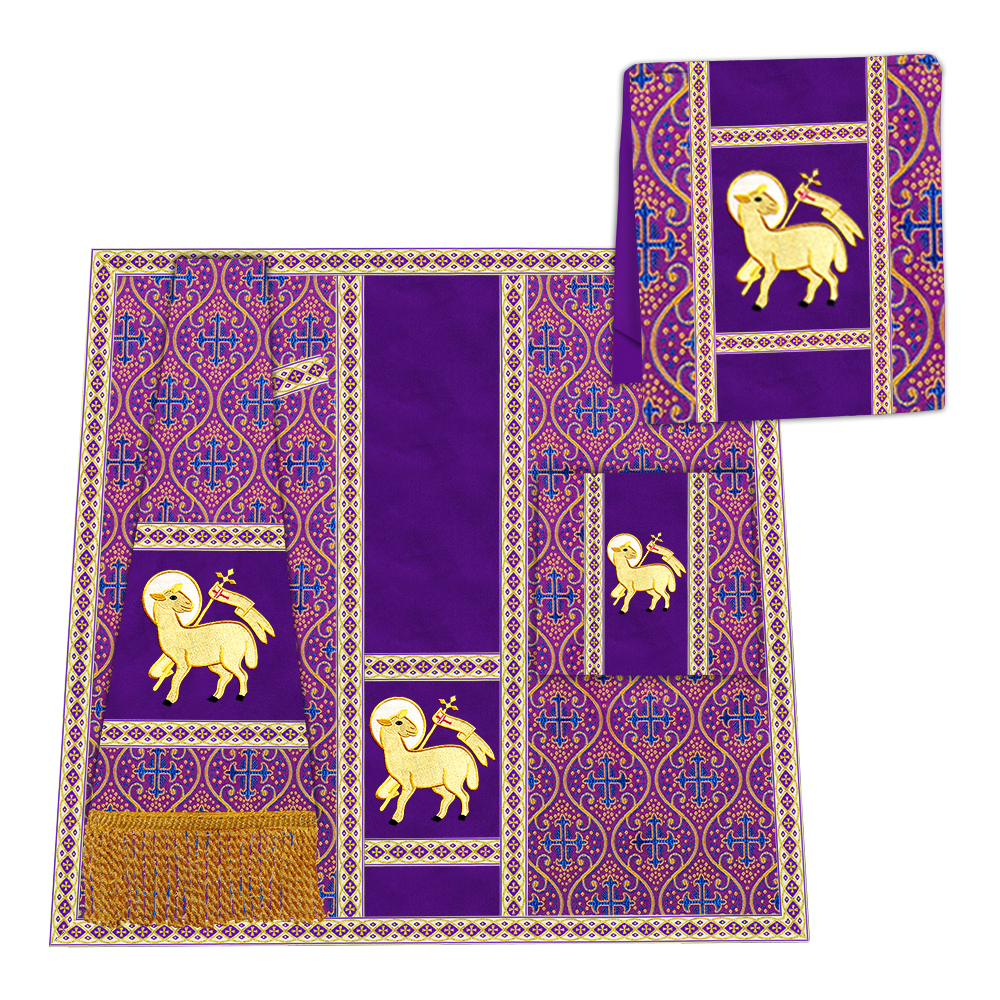 Casulla romana con motivos y ribetes adornados 