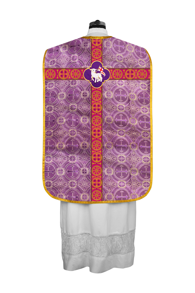 Casulla romana con motivo espiritual y trenzas ornamentadas 