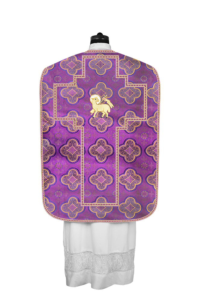 Casulla romana con motivos y ribetes adornados 