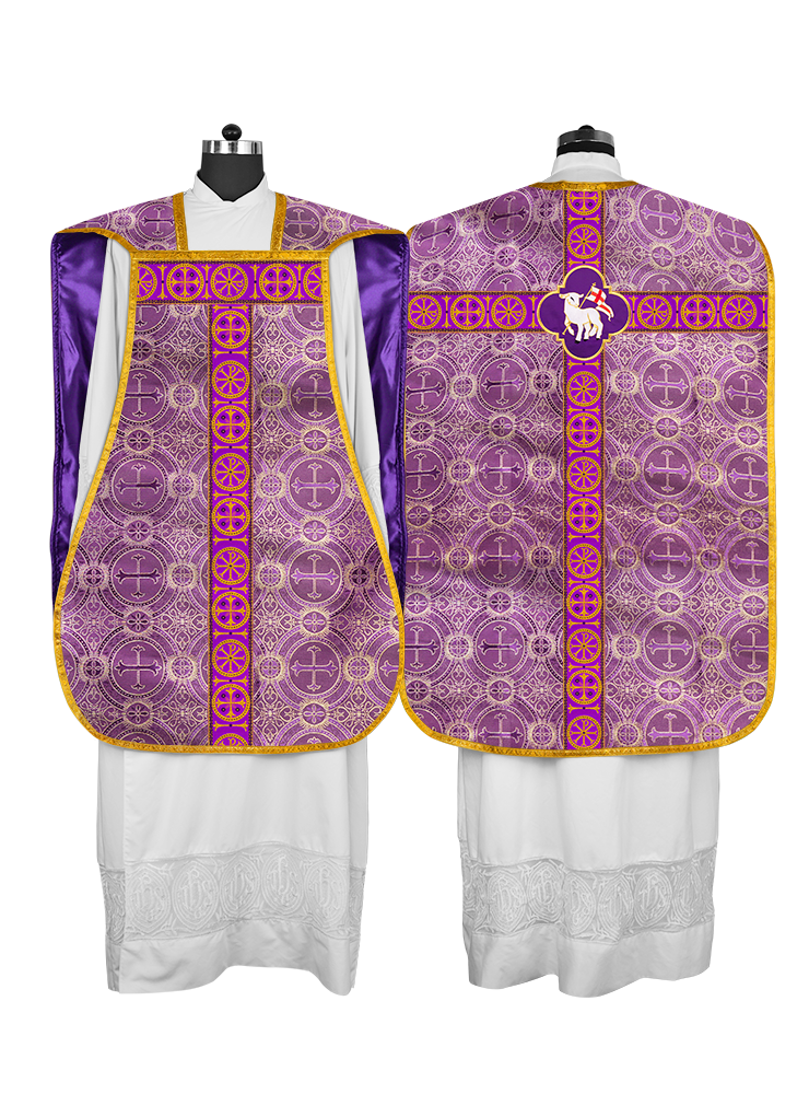 Casulla romana con motivo espiritual y trenzas ornamentadas 