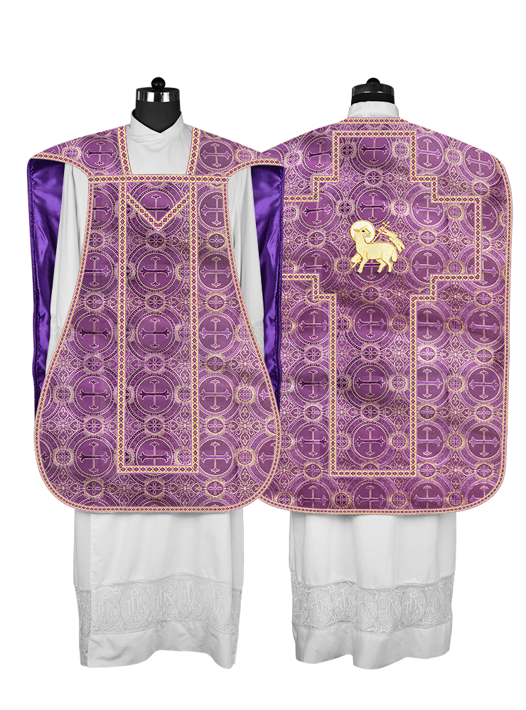 Casulla romana con motivos y ribetes adornados 