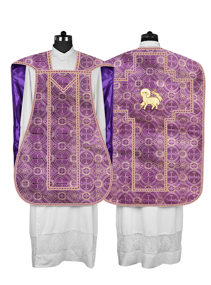 Casulla romana con motivos y ribetes adornados 