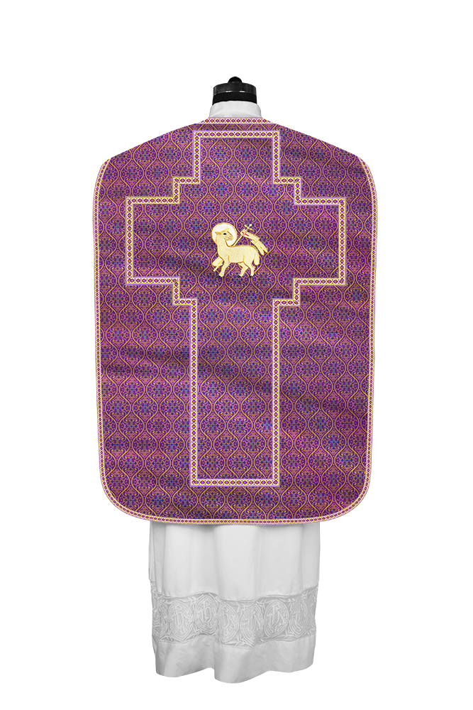 Casulla romana con motivos y ribetes adornados 