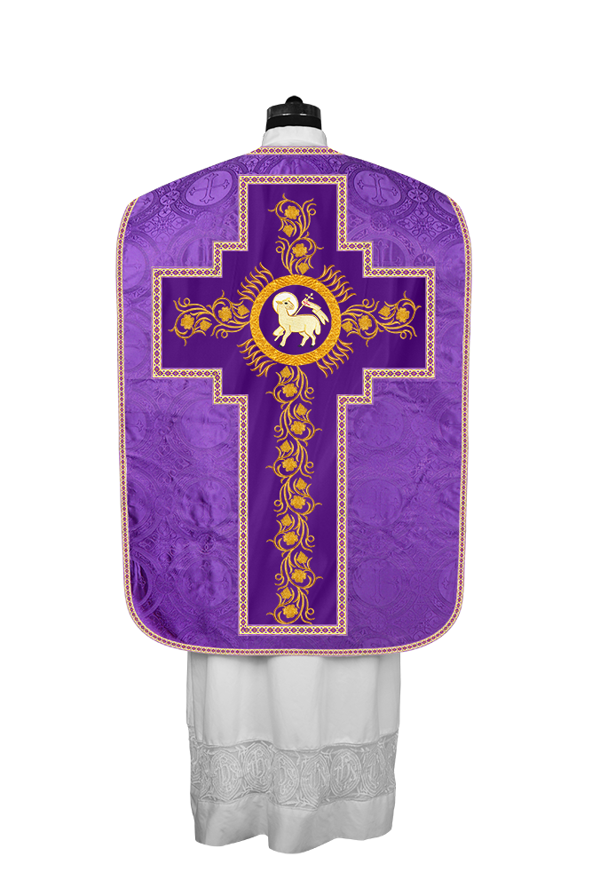 Casulla romana con bordados y adornos de uvas 