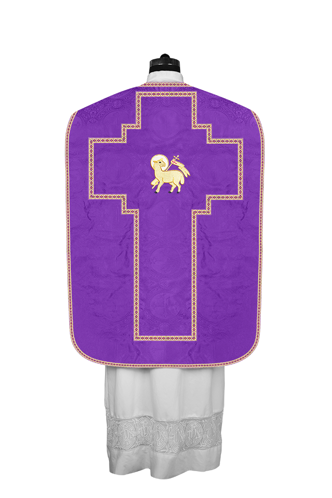 Casulla romana con motivos y ribetes adornados 