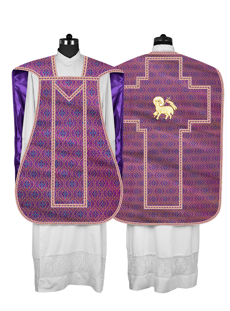 Casulla romana con motivos y ribetes adornados 