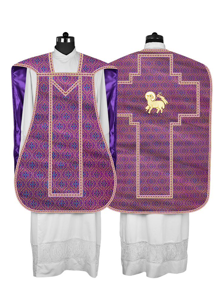 Casulla romana con motivos y ribetes adornados 