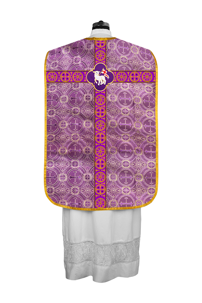 Casulla romana con motivo espiritual y trenzas ornamentadas 