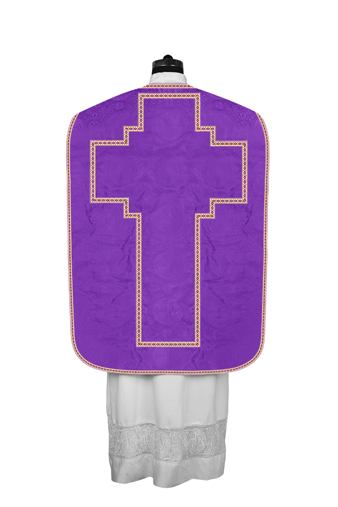 Casulla romana con motivos y ribetes adornados 