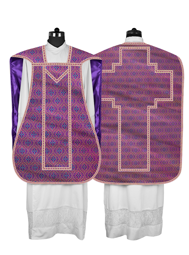 Casulla romana con motivos y ribetes adornados 