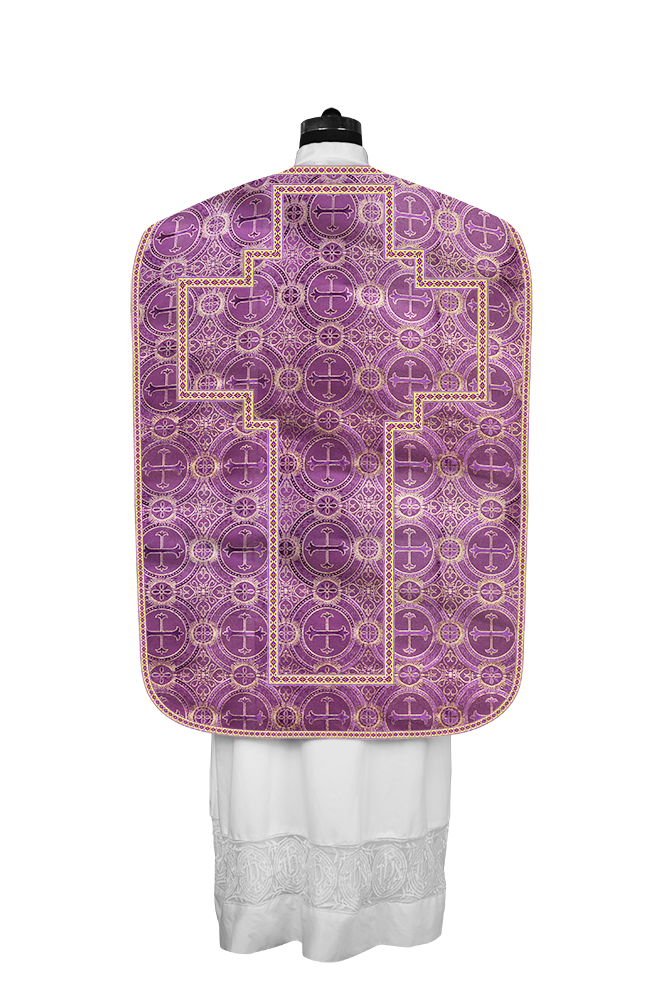 Casulla romana con motivos y ribetes adornados 