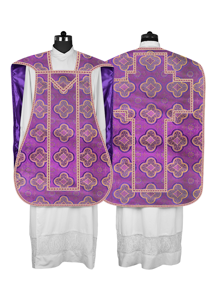 Casulla romana con motivos y ribetes adornados 