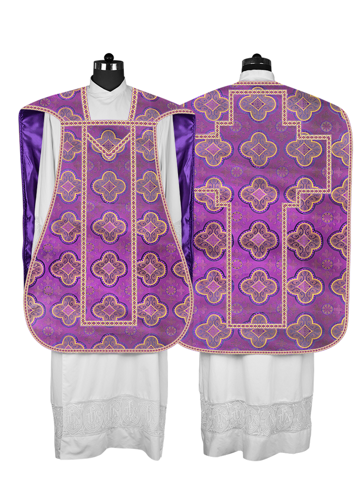 Casulla romana con motivos y ribetes adornados 